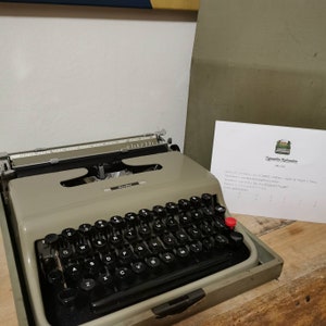 Rare OLIVETTI SCRIBE (LETTERA 22) typewriter, in perfect working order - edition for English market
