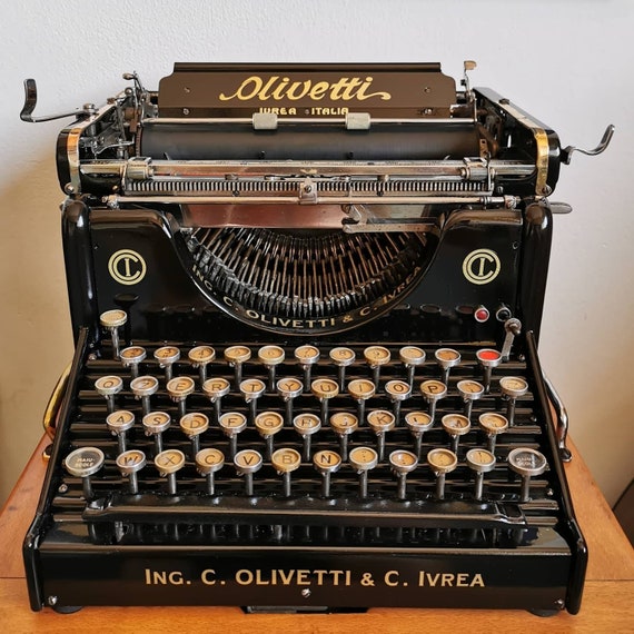 ヴィンテージ　オリベッティ　タイプライター　olivetti letter32 オリベッティのタイプライター「レッテラ32」に夢中 – CAGUYA