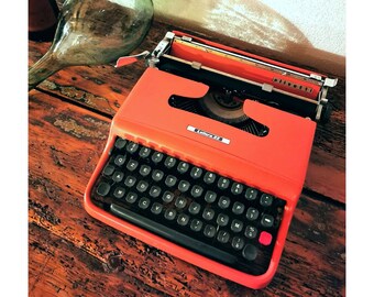 OLIVETTI LETTERA 22 typewriter original light red edition, in perfect working order - with original case - restored