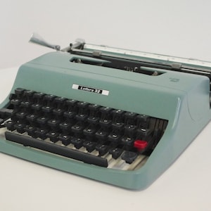 OLIVETTI LETTERA 32 Máquina de escribir original color verde azulado en perfecto estado de funcionamiento restaurada