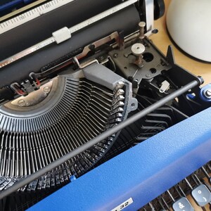 SUPERB OLIVETTI LETTERA 32 dark blue color in perfect working order with case buy typewriter image 3
