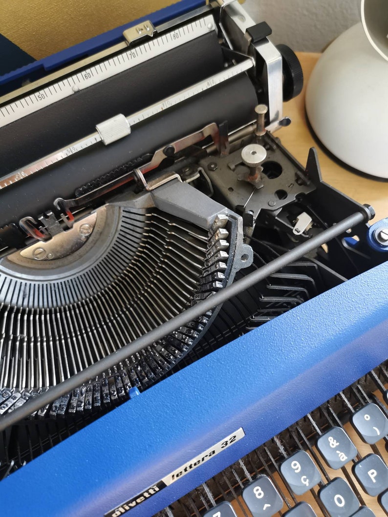 SUPERB OLIVETTI LETTERA 32 dark blue color in perfect working order with case buy typewriter image 3