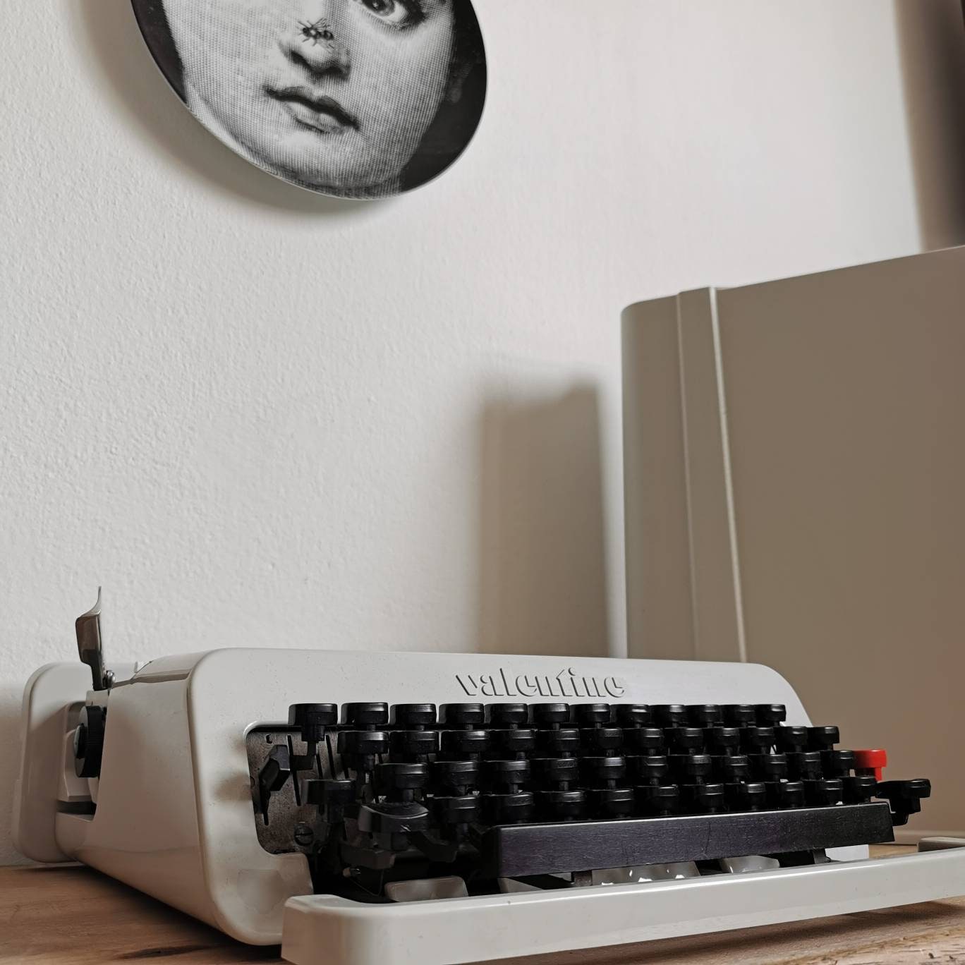 大特価!! Olivetti オリベッティ タイプライター ホワイト S Valentine アンティーク雑貨