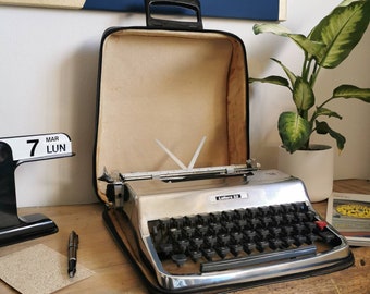 OLIVETTI LETTERA 32 super mirror "chrome" in perfect working order - mint condition - typewriter - QWERTY layout is available