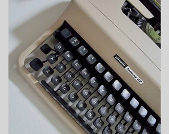 OLIVETTI Letter 32 cream color in perfect working order - with new ribbon - MADE in ITALY
