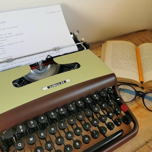 Máquina de escribir OLIVETTI LETTERA 22 (primera versión) chocolate / verde original en perfecto estado de funcionamiento - perfecto estado - fabricada en Italia