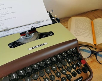 OLIVETTI LETTER 22 (first version) typewriter chocolate / original green in perfect working order - mint condition - made in Italy
