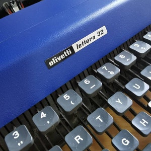 SUPERB OLIVETTI LETTERA 32 dark blue color in perfect working order with case buy typewriter image 5