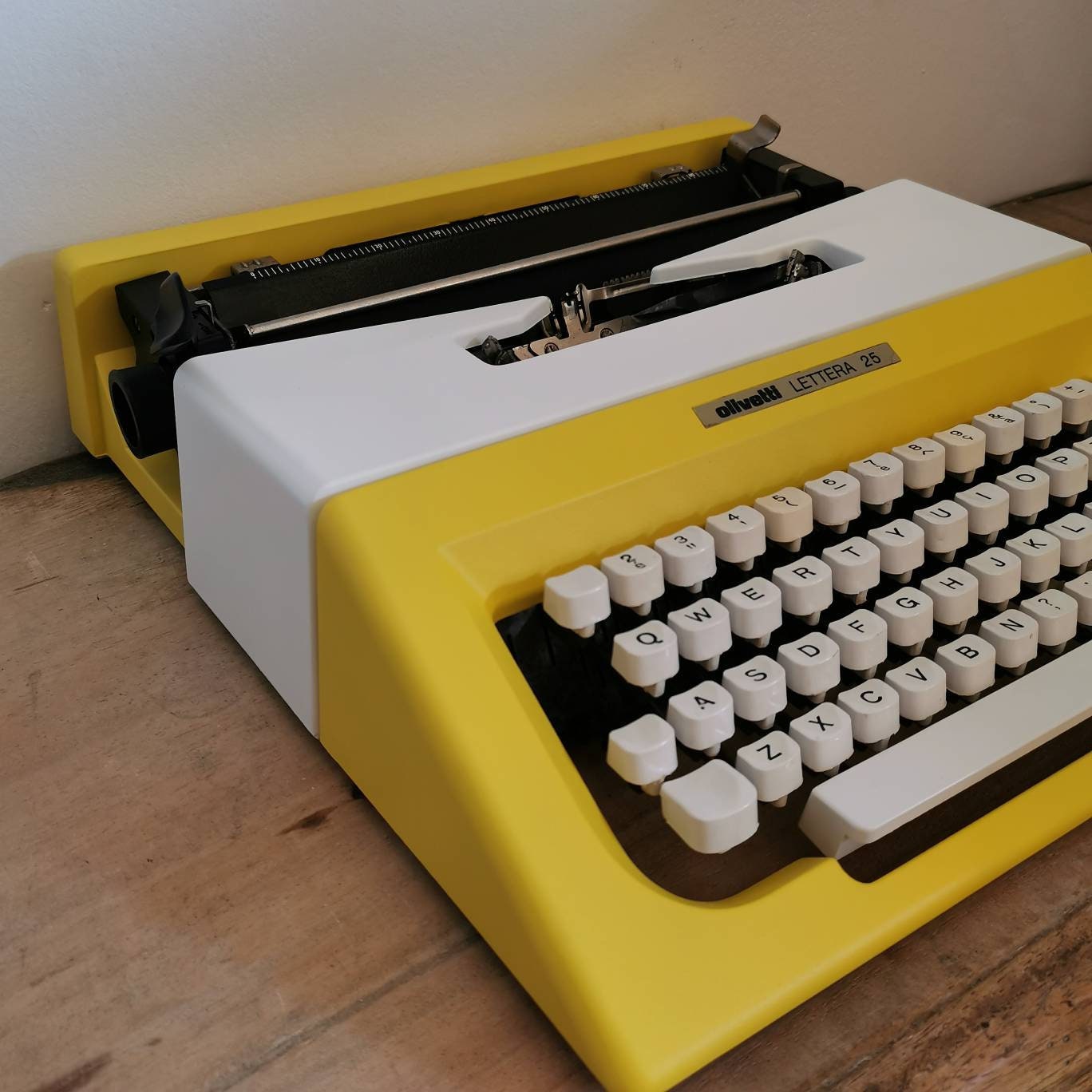 OLIVETTI LETTERA 25 Typewriter Yellow / White Edition in Perfect