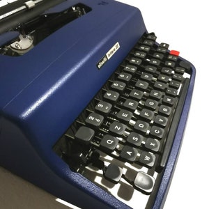 SUPERB OLIVETTI LETTERA 32 dark blue color in perfect working order with case buy typewriter image 1