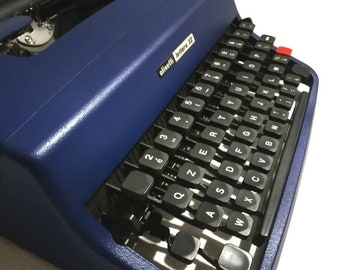 SUPERB OLIVETTI LETTERA 32 dark blue color in perfect working order - with case - buy typewriter