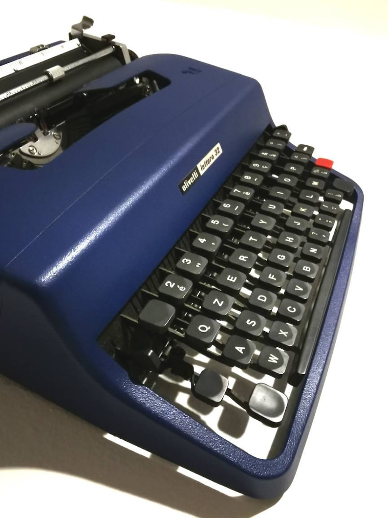 SUPERB OLIVETTI LETTERA 32 dark blue color in perfect working order with case buy typewriter image 1