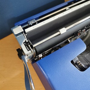 SUPERB OLIVETTI LETTERA 32 dark blue color in perfect working order with case buy typewriter image 2