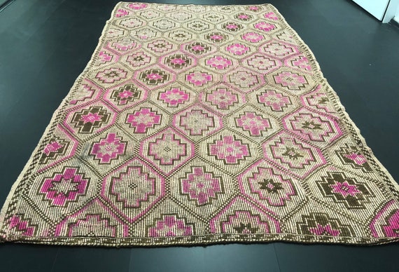 大きな幾何学模様のトルコキリムラグ、キャメルとピンクのフロアキリム