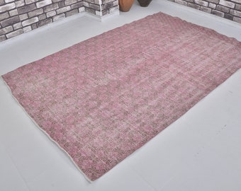 ライトピンクのヴィンテージラグ、ウシャックラグ、オーバーダイ