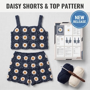 Peut inclure: Un ensemble de modèles au crochet intitulé DAISY SHORTS & TOP PATTERN comprenant un haut et un short bleu foncé à motifs de marguerites blanches et jaunes, un livret d'instructions, un badge NEW RELEASE et deux pelotes avec un crochet.
