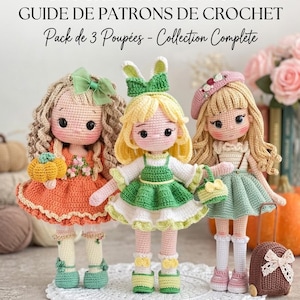 Peut inclure: Trois poupées au crochet faites à la main, chacune avec des tenues et des coiffures uniques, présentées sur une nappe en dentelle blanche. L'image contient le texte : "CROCHET PATTERN GUIDE" et "Pack de 3 Poupées - Collection Complete".