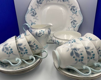 Ensemble de vaisselle vintage bleu blanc avec 6 tasses et soucoupes un ensemble de crème et un bol de service Aynsley Las Palmas