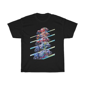 Op de afbeelding: Zwart T-shirt met een afbeelding van vijf motorrijders in een rij, die op een blauw en geel circuit rijden.