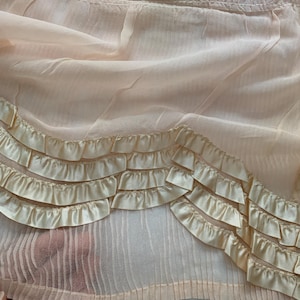Nuisette en soie rose des années 1920 avec volants en ruban de satin, rosace en ruban - Lingerie vintage Boudoir vintage Lingerie ancienne pour mariée romantique
