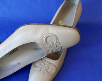 Escarpins en cuir de bronzage Salvatore Ferragamo. vintage Salvatore Ferragamo Signature Classic Heel Shoe. Taille 9B