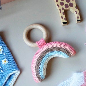 Virkmönster för regnbågsskallra, Amigurumi-bitring för regnbågsskallra, Enkelt virkmönster för nybörjare med skallra, Mönster för garnrester till första babyleksaken