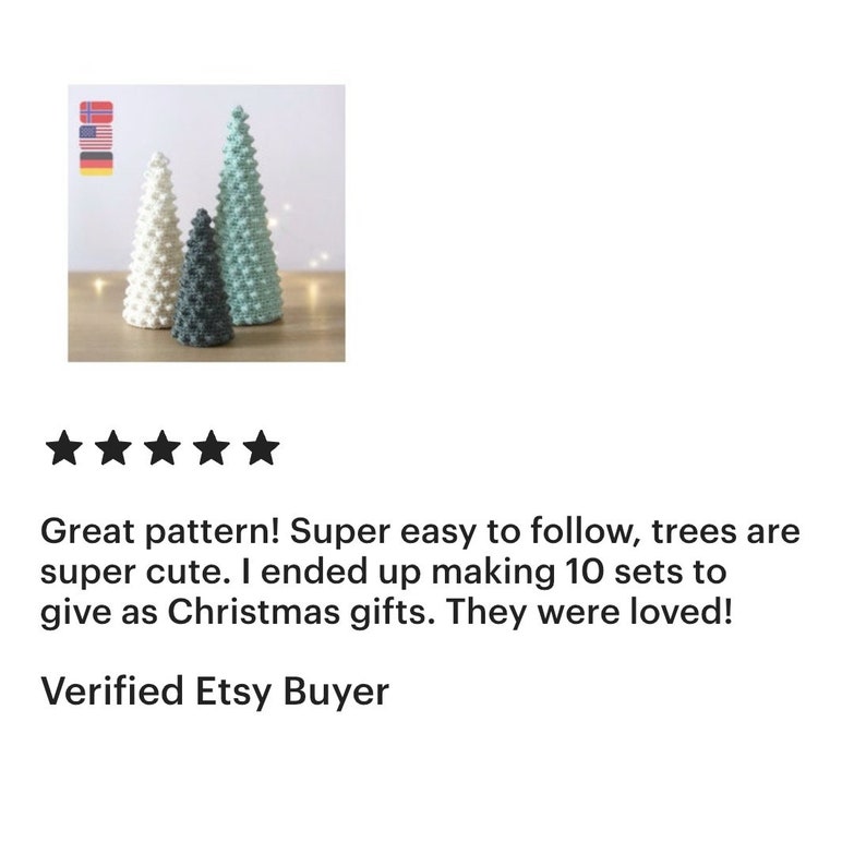 K&ouml;nnte beinhalten: Drei geh&auml;kelte Weihnachtsbaum-Ornamente in Wei&szlig;, Grau und T&uuml;rkis. Die B&auml;ume sind alle kegelf&ouml;rmig und haben eine strukturierte Oberfl&auml;che. Tolles Muster! Super einfach zu folgen, die B&auml;ume sind super s&uuml;&szlig;. Ich habe am Ende 10 Sets gemacht, um sie als Weihnachtsgeschenke zu verschenken. Sie wurden geliebt! Verifizierter Etsy-K&auml;ufer
