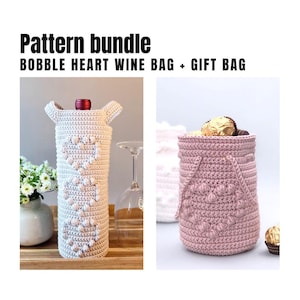 Op de afbeelding: Patroonbundel: Bobbel hart wijntas en cadeauzak. De afbeelding toont twee gehaakte tassen. Eén is een crèmekleurige wijntas met een bobbel hart ontwerp. De andere is een roze cadeauzak met een vergelijkbaar bobbel hart patroon. Beide tassen zijn handgemaakt.