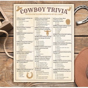 Può includere: Un foglio di carta rettangolare intitolato Cowboy Trivia contenente 20 domande a scelta multipla sulla vita dei cowboy. Il documento include piccole illustrazioni di un cappello, stivali, un cactus, un teschio e un ferro di cavallo.
