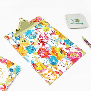 Portapapeles, Happy Blooms, 9" de ancho x 12.5" de alto 2.5mm Aglomerado a todo color con Gold Butterfly Clip - Pretty Floral - bloom daily planners
