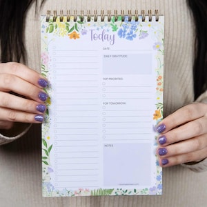 Spiralbunden daglig att-göra-lista | 6x9-sidig planerare med 60 ark, uppgiftschecklista, prioriteringar, tacksamhet och anteckningar för arbete och hem