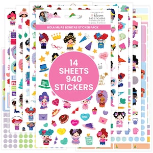 Op de afbeelding: Een stickerpakket met 14 vellen en 940 stickers met kleurrijke illustraties van meisjes met verschillende kapsels en outfits. De stickers zijn op een roze achtergrond met de tekst "Hola Mijas Bonitas Sticker Pack" en "14 Vellen 940 Stickers".