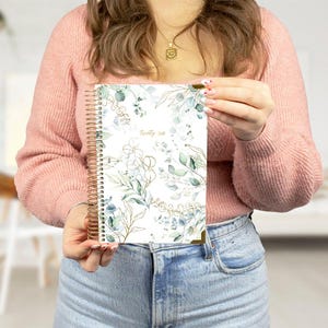 Agenda con copertina rigida 2026, 5,5&quot; x 8,25&quot;, eucalipto, bianco e verde