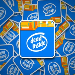 Könnte beinhalten: Nahaufnahme eines Stapels bunter Karten mit dem aufgedruckten Text "dead inside". Die Karten sind blau, gelb und orange mit einem weißen Kreis, der den Text enthält.