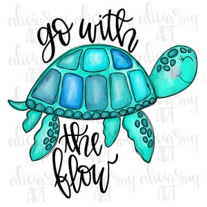 Puede incluir: Una ilustración de acuarela turquesa de una tortuga marina con el texto "go with the flow" en negro. La tortuga está nadando hacia la derecha y tiene una expresión feliz en su rostro.