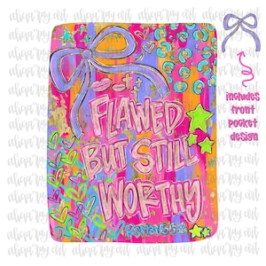 Op de afbeelding: Kleurrijk grafisch ontwerp met de tekst "FLAWED BUT STILL WORTHY" in roze en paars. Het ontwerp bevat een strik, harten, sterren en het bijbelvers Romeinen 5:8. Inclusief een ontwerp voor een voorzak.