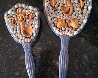 Espejo de tocador vintage playero hecho a mano y cepillo, con conchas, sirenas, vida marina, decoración