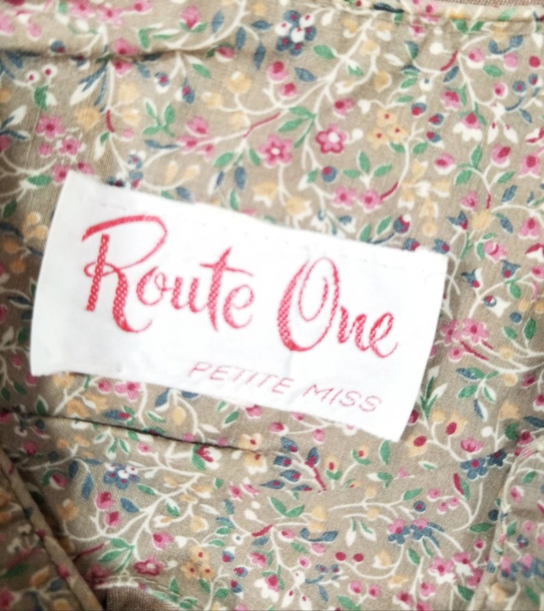 Vintage 60s 70s Route One Petite Miss Polyester Taupe Top w Tie Cotton Floral Collar Panel and Elastic Cuff Sleeves