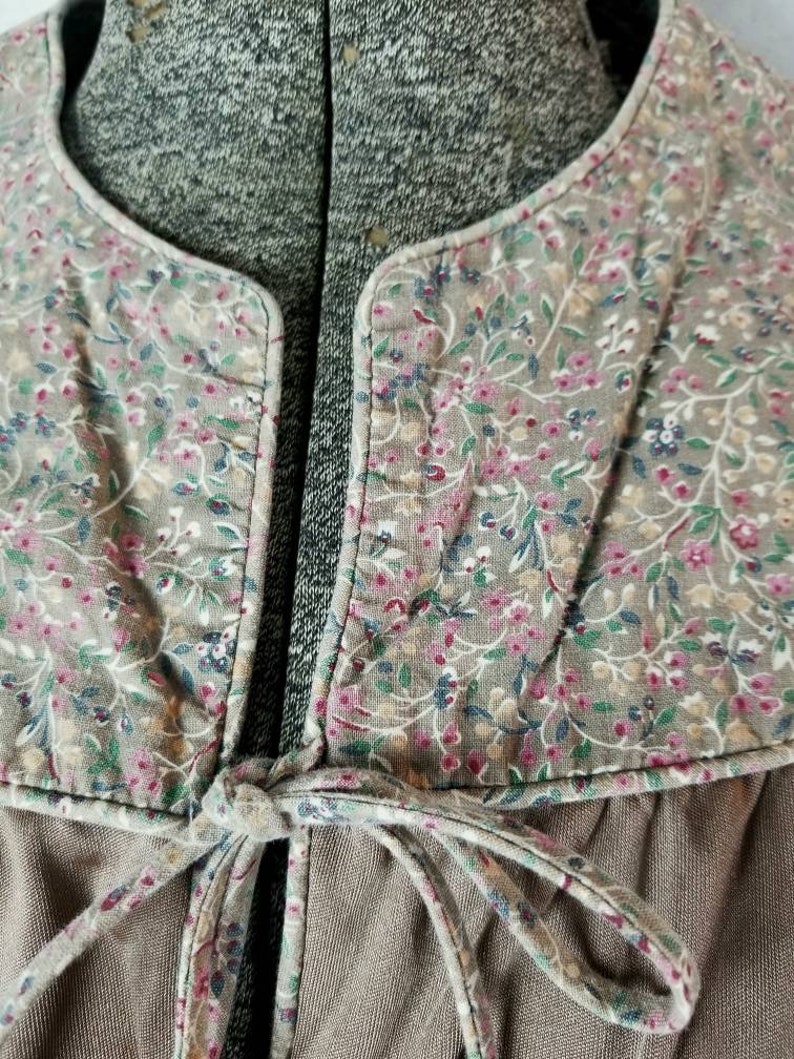 Vintage 60s 70s Route One Petite Miss Polyester Taupe Top w Tie Cotton Floral Collar Panel and Elastic Cuff Sleeves