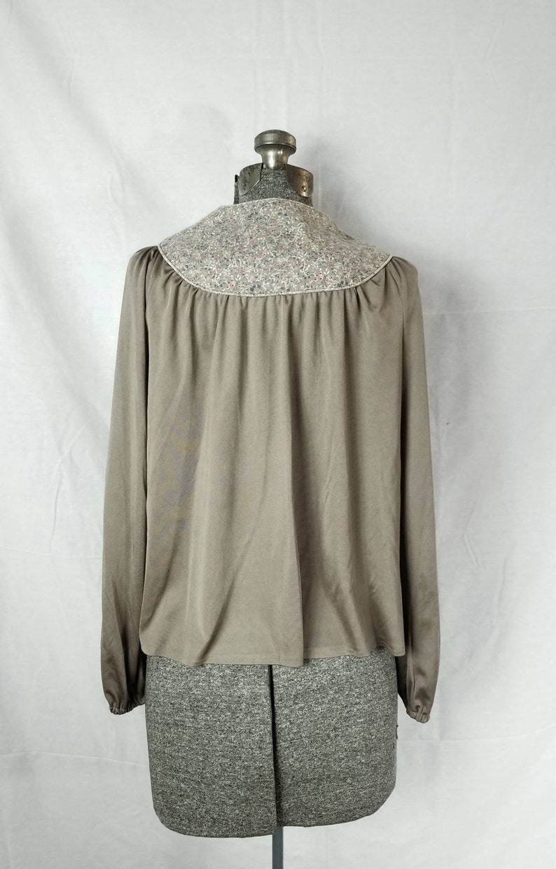 Vintage 60s 70s Route One Petite Miss Polyester Taupe Top w Tie Cotton Floral Collar Panel and Elastic Cuff Sleeves