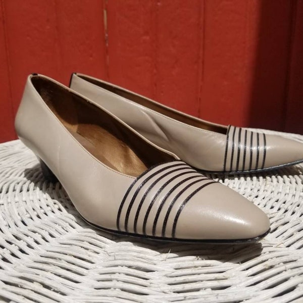 Vintage 80s Bandolino  Women's Leather Taupe Gray and Black Low Pump (8 Narrow)