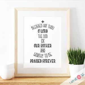 Puede incluir: Una impresión de arte de pared imprimible en blanco y negro con una cita religiosa: "Bendito seas tú, oh Señor, el Dios de nuestro Padre, y digno de ser alabado por siempre".