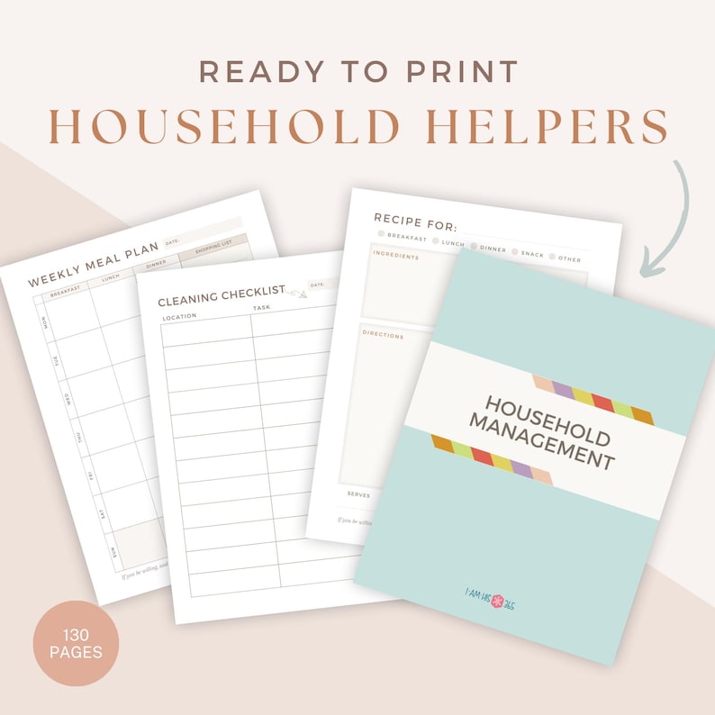 Op de afbeelding: Printbare huishoudmanagementplanner met 130 pagina's. Bevat een wekelijks maaltijdplan, een schoonmaakchecklist en recepttemplates. De omslag is lichtblauw met een kleurrijk streepontwerp en de tekst "Huishoudmanagement".