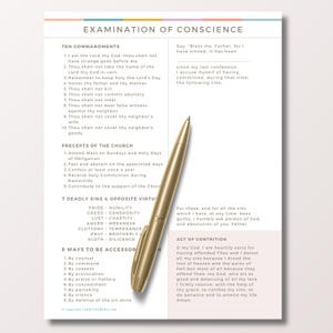 以下が含まれることがあります： 十戒と告白を含む黒いテキストの「良心の検査」というタイトルの印刷されたページ。 金色のペンが白いページの上に置かれています。 宗教的な研究用です。