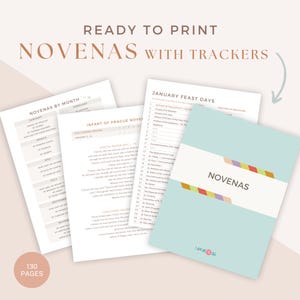 Op de afbeelding: Een turquoiseblauw boekje met de titel "NOVENAS" in kleurrijke strepen. Het boekje maakt deel uit van een set printbare katholieke gebedsleiders met trackers, met 130 pagina's met novenen per maand en feestdagen.