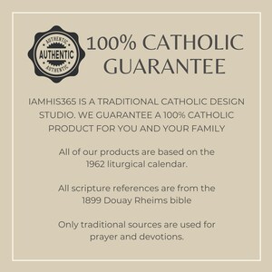 Op de afbeelding: Een afbeelding met de tekst "100% Katholieke Garantie" en een stempel met de tekst "Authentiek". De tekst hieronder geeft aan dat IAMHIS365 een traditionele katholieke ontwerpstudio is die een 100% katholiek product voor u en uw gezin garandeert. Er wordt ook vermeld dat alle producten gebaseerd zijn op de liturgische kalender van 1962 en dat de Bijbelverwijzingen uit de Douay-Rheims-Bijbel van 1899 komen. De tekst eindigt met de verklaring dat alleen traditionele bronnen worden gebruikt voor gebed en devoties.