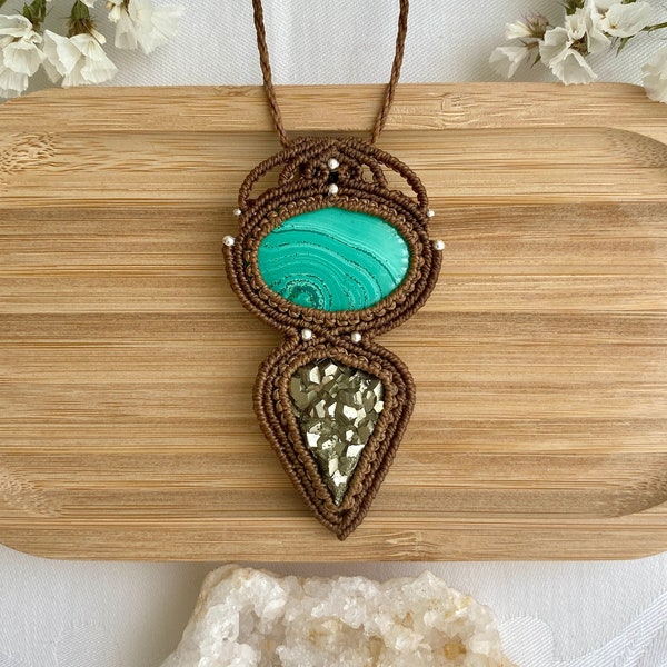 Collier en macramé avec malachite et pyrite brute/ Collier avec deux pierres précieuses/ Collier tendance/ Bijoux faits main/ Bijoux en cristal/ Pendentif en macramé