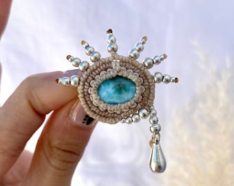 Spilla Larimar Macrame/Lacrima che lascia cadere gli occhi/Spilla dell'occhio malvagio/Spilla fatta a mano/Spilla da bavero/Arte indossabile unica/Gioielli di cristallo/Larimar/Spilla con perline