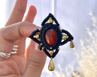 Broche de Macrame de Carnelian/ Hecho a medida/ Broche de adorno personalizado/ Cuentas de gota/Broche hecho a mano/Pin de solapa/Joyería gótica caprichosa/Carnelian