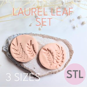 Puede incluir: Un conjunto de tres tamaños de sellos de arcilla polimérica con forma de hoja de laurel en color melocotón. Los sellos están sobre una superficie de madera. El texto "LAUREL LEAF SET" y "3 SIZES" es visible en la imagen. El texto "STL" está en un círculo rosa.